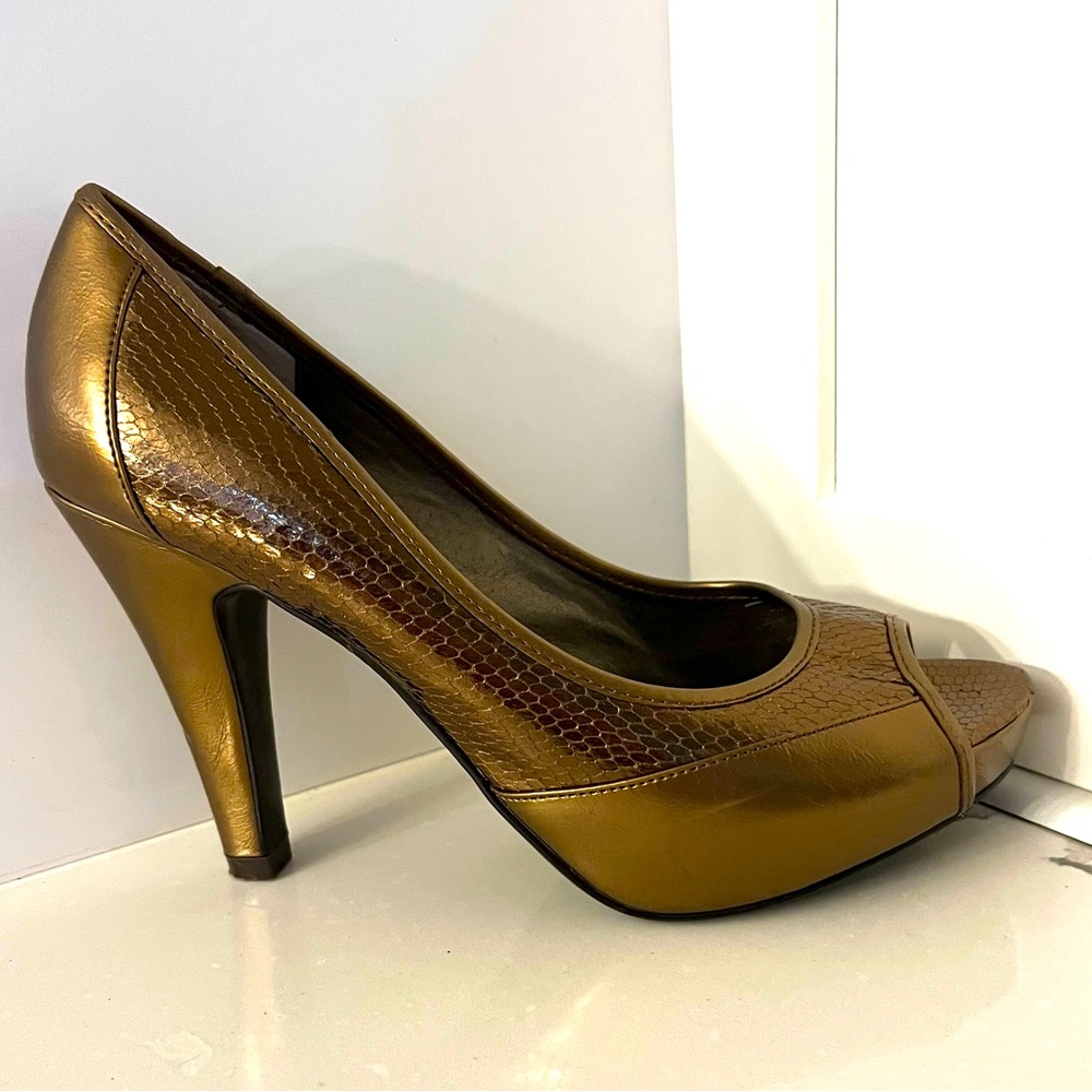 Steve Madden Bronze Peep Toe Heels